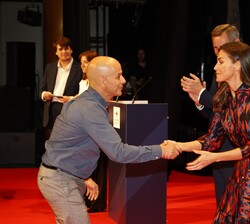 Su Majestad la Reina hace entrega de la Medalla de Oro Cruz Roja Española a Rafael Gómez, jefe del departamento de incendios forestales y emergencias 